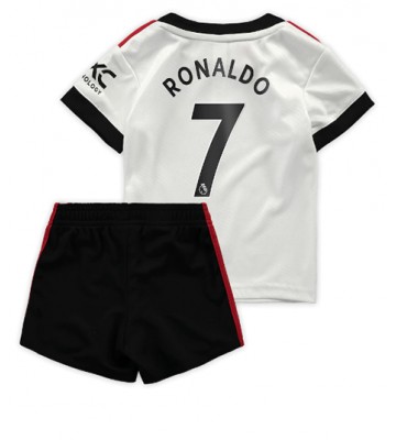 Manchester United Cristiano Ronaldo #7 babykläder Bortatröja barn 2022-23 Korta ärmar (+ Korta byxor)